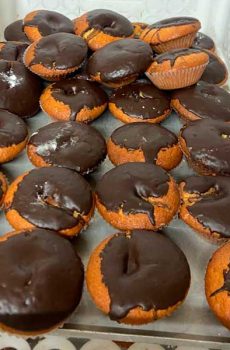 Magdalenes recobertes amb xocolata